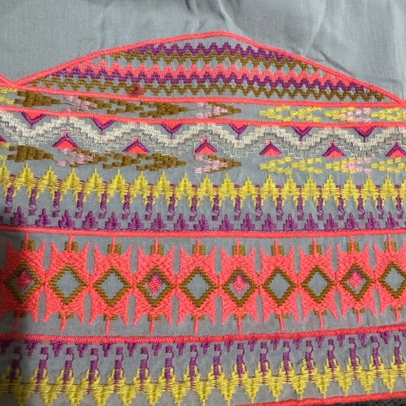 BCBGMaxAzria Light Gray Dress with Vibrant Hem.   🌹🩵 NEW WITHOUT TAG 🩵🌹 - Picture 3 of 9